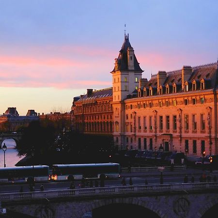 Two Bedroom Luxury Apartment - Balcony With View Of Notre Dame Párizs Kültér fotó